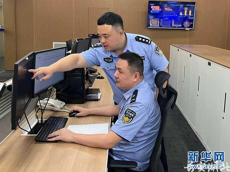 市公安局1-侦查中心民警在开展研判.jpg