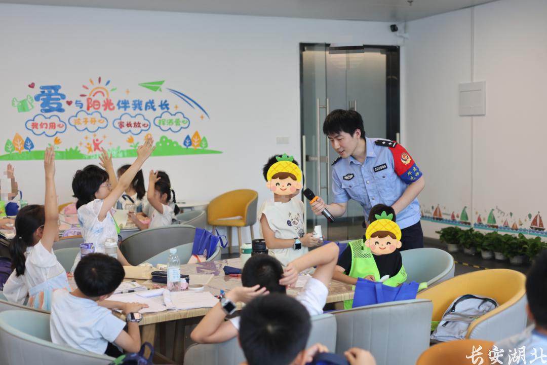 江汉区分局-邱建军先锋队走进爱心托管班3.png