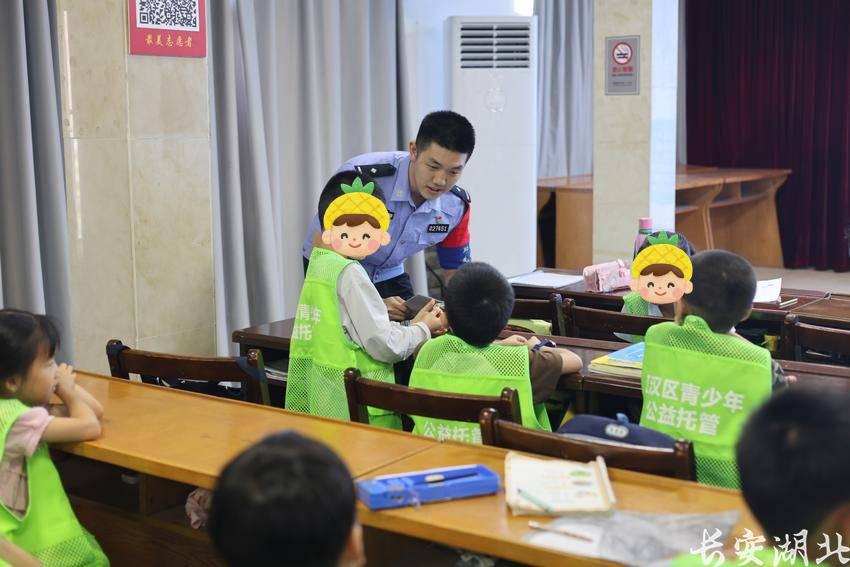 江汉区分局-邱建军先锋队走进爱心托管班5.png