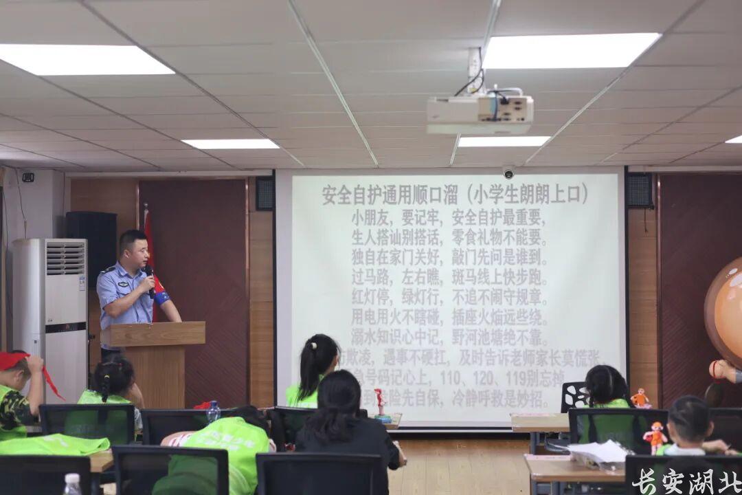 江汉区分局-邱建军先锋队走进爱心托管班8.jpg