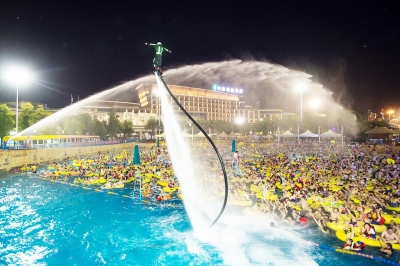 炎炎夏日,在玛雅海滩水公园夜场,人浪与水浪齐舞 记者胡九思 摄武汉